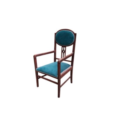 Silla de madera oscura destaca por su tapicería de color verde azulado en el asiento y el respaldo redondo. alquiler para eventos, publicidad, peliculas y series