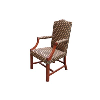Sillón clásico de madera de los años 80 destaca por su tapicería floral mostaza y detalles de tachuelas alquiler para eventos, publicidad, peliculas y series