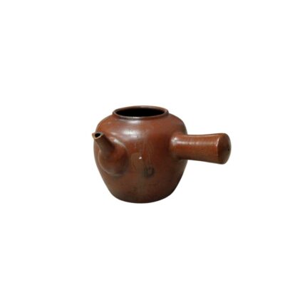 ceramic teapot with a natural finish in earthy and reddish tones, characterised by a globular body with a wide top opening, a short spout and a distinctive cylindrical handle positioned at an angle on the side; available for hire for events, advertising, films and TV series