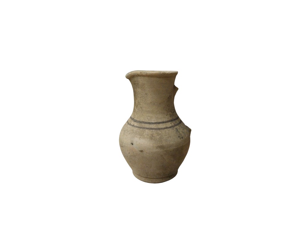 jarrón de cerámica de tonos terrosos y naturales, con una forma abombada en la parte inferior y un cuello ancho que presenta un borde ligeramente vertedor alquiler para eventos, publicidad, peliculas y series