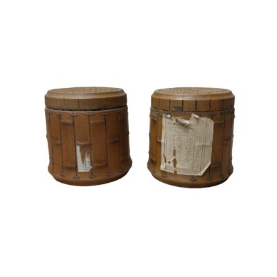 Añade un toque de elegancia rústica y tradición a tu hogar con este exclusivo set de dos contenedores. Estas piezas destacan por su construcción detallada que simula la estructura natural del bambú, siendo ideales para la decoración de estilo oriental, el almacenamiento de té o como piezas de colección. Su acabado auténtico y las etiquetas desgastadas por el paso del tiempo les otorgan un carácter único y lleno de historia, perfectos para quienes aprecian la artesanía tradicional y los objetos con alma.