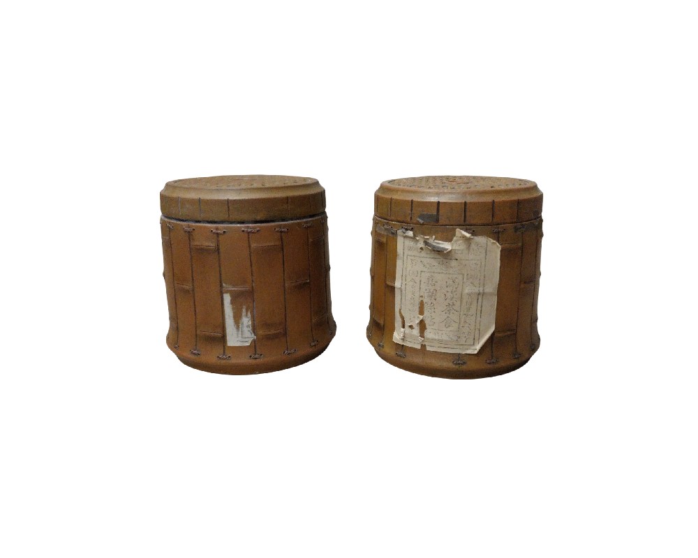 Añade un toque de elegancia rústica y tradición a tu hogar con este exclusivo set de dos contenedores. Estas piezas destacan por su construcción detallada que simula la estructura natural del bambú, siendo ideales para la decoración de estilo oriental, el almacenamiento de té o como piezas de colección. Su acabado auténtico y las etiquetas desgastadas por el paso del tiempo les otorgan un carácter único y lleno de historia, perfectos para quienes aprecian la artesanía tradicional y los objetos con alma.