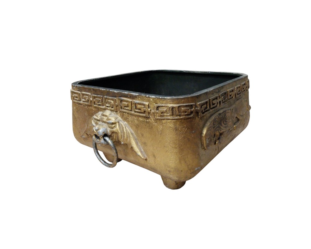 recipiente ceremonial diseñado para quemar incienso. Se caracteriza por su forma cuadrada con patas pequeñas y una estética ornamental inspirada en motivos asiáticos tradicionales alquiler para eventos, publicidad, peliculas y series