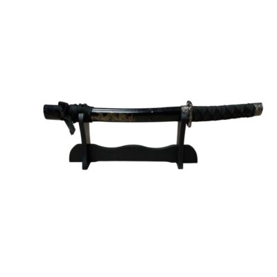 pequeña espada ornamental de estilo japonés, tipo wakizashi o tanto, presentada sobre su respectivo soporte negro de sobremesa alquiler para eventos, publicidad, peliculas y series