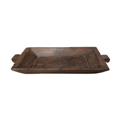 bandeja rectangular fabricada artesanalmente en madera maciza, que conserva un acabado rústico y natural que resalta las vetas y texturas del material. Presenta bordes inclinados y dos asas laterales integradas, otorgándole un diseño funcional y robusto alquiler para eventos, publicidad, peliculas y series
