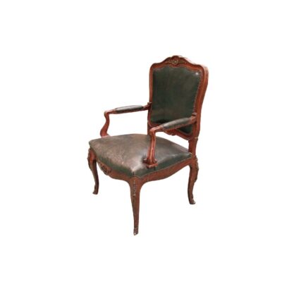 Sillón Luis XV está realizado en madera de nogal tallada y tapizado en cuero verde alquiler para eventos, publicidad, peliculas y series