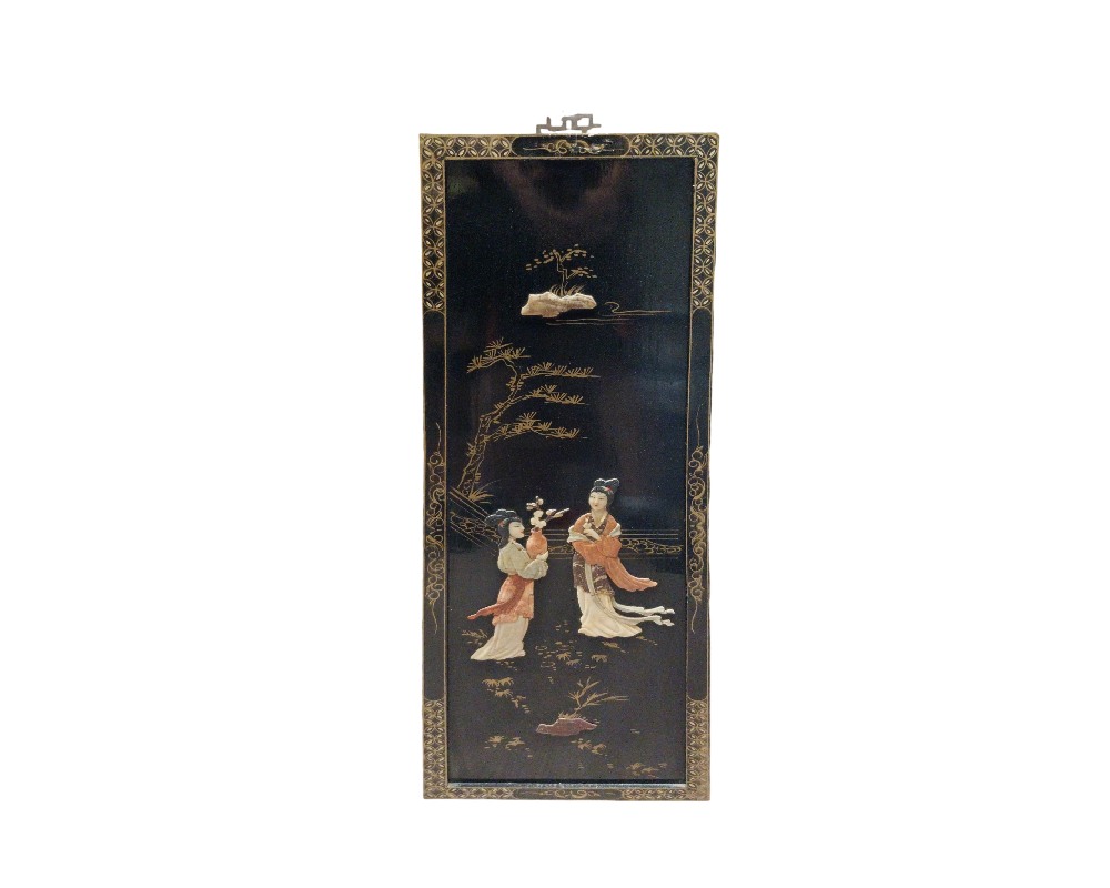 panel rectangular de superficie oscura y acabado brillante, caracterizado por un marco perimetral con cenefas doradas y una escena central en relieve que muestra a figuras femeninas tradicionales junto a una estructura arquitectónica de estilo oriental alquiler para eventos, publicidad, peliculas y series