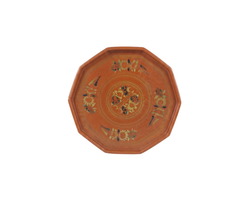 compuesto por cuatro piezas de cerámica de formas circulares y octogonales con un acabado en tonos terracota y ocres, caracterizadas por bordes elevados y una superficie interior decorada con motivos florales y geométricos pintados con detalles finos alquiler para eventos, publicidad, peliculas y series