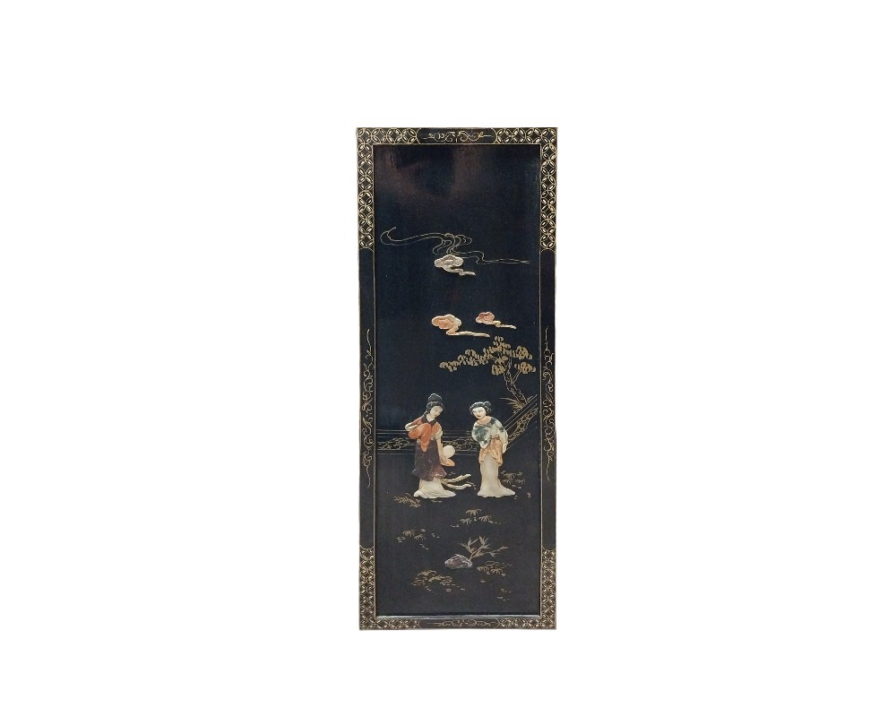 panel rectangular de superficie oscura y acabado brillante, caracterizado por un marco perimetral con cenefas doradas y una escena central en relieve que muestra a figuras femeninas tradicionales junto a una estructura arquitectónica de estilo oriental alquiler para eventos, publicidad, peliculas y series