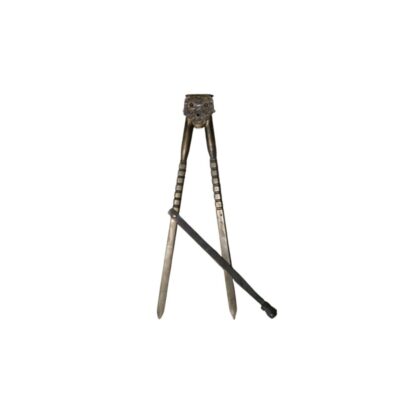 A measuring and drawing instrument comprising two metal legs joined by an upper section decorated with sculpted motifs. Its hinged design allows the opening to be adjusted for precise drawing or taking measurements, and it includes an auxiliary rod for greater stability. This handcrafted piece combines technical functionality with aesthetic appeal, making it ideal for collectors or for decorating study spaces. Available for hire for events, advertising, films and TV series.