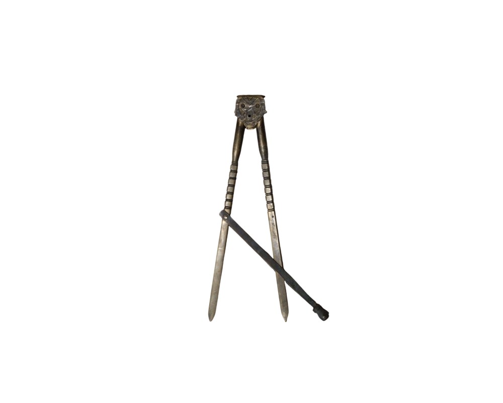 Instrumento de medición y trazado compuesto por dos patas metálicas unidas mediante una pieza superior decorada con motivos esculpidos. Su diseño articulado permite ajustar la apertura para realizar trazos precisos o tomar medidas, e incluye una varilla auxiliar para mayor estabilidad. Es una pieza artesanal que combina funcionalidad técnica con un valor estético, ideal para el coleccionismo o la decoración de espacios de estudio. alquiler para eventos, publicidad, peliculas y series