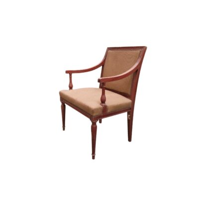 Sillón de caoba estilo Luis XVI presenta un tapizado en tono beige con detalles de tachuelas alquiler para eventos, publicidad, peliculas y series