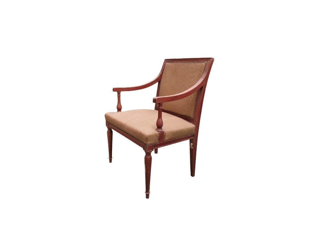 Sillón de caoba estilo Luis XVI presenta un tapizado en tono beige con detalles de tachuelas alquiler para eventos, publicidad, peliculas y series