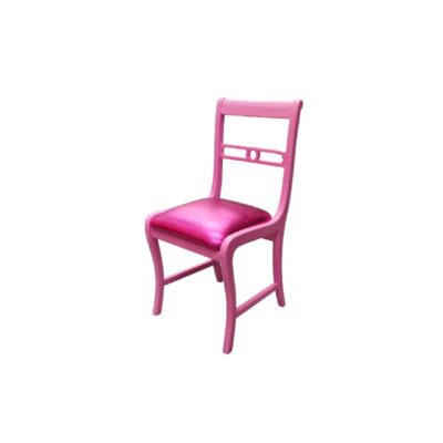 Silla que evoca el mobiliario de época francés, pero con un acabado llamativo y contemporáneo debido al color rosa monocromático alquiler para eventos, publicidad, peliculas y series