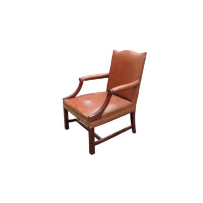 Sillón de estilo georgiano o Gainsborough está tapizado en cuero marrón con detalles de tachuelas de latón alquiler para eventos, publicidad, peliculas y series