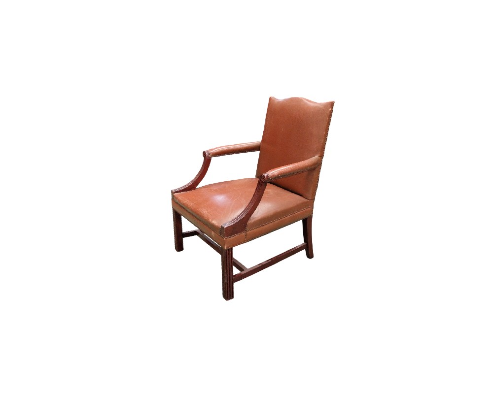 Sillón de estilo georgiano o Gainsborough está tapizado en cuero marrón con detalles de tachuelas de latón alquiler para eventos, publicidad, peliculas y series