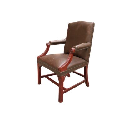 Sillón de escritorio Spencer House con marco de caoba y tapicería de cuero burdeos alquiler para eventos, publicidad, peliculas y series