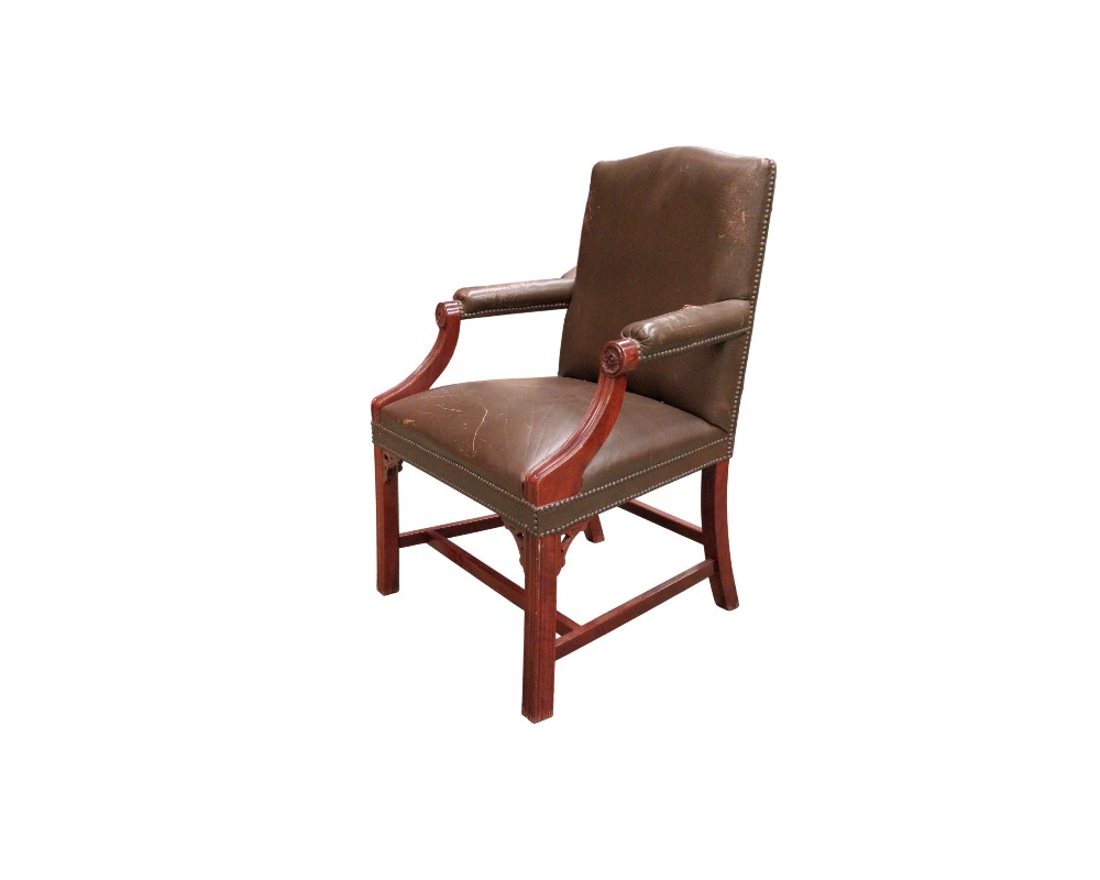 Sillón de escritorio Spencer House con marco de caoba y tapicería de cuero burdeos alquiler para eventos, publicidad, peliculas y series