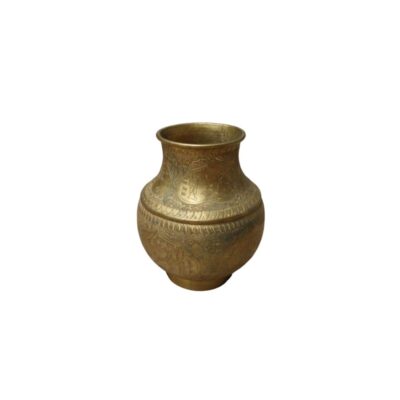 A metal vase with a shiny gold finish, characterised by a spherical shape, a narrow base, a flared neck and a surface entirely engraved with fine reliefs depicting traditional scenes, human figures and ornamental motifs; available for hire for events, advertising, films and TV series