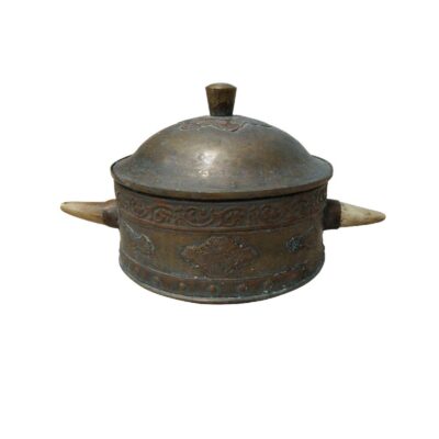 Caja antigua de latón o cobre de estilo mogol o del sur de Asia, datada frecuentemente en el siglo XIX alquiler para eventos, publicidad, peliculas y series