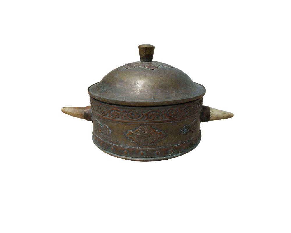 Caja antigua de latón o cobre de estilo mogol o del sur de Asia, datada frecuentemente en el siglo XIX alquiler para eventos, publicidad, peliculas y series