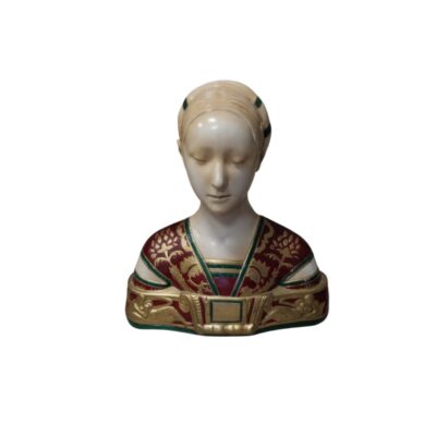 escultura en forma de busto que representa a una mujer con la mirada baja y el cabello recogido, caracterizada por una indumentaria detallada en tonos rojos, dorados y verdes con motivos florales y geométricos alquiler para eventos, publicidad, peliculas y series