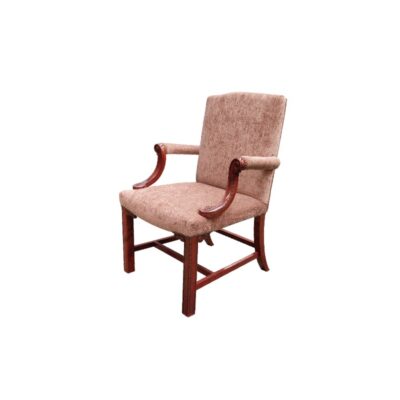 Sillón clásico estilo Gainsborough está fabricado con una estructura de madera tallada en acabado nogal y cuenta con un asiento y respaldo tapizados en tela beige alquiler para eventos ,publicidad, peliculas y series