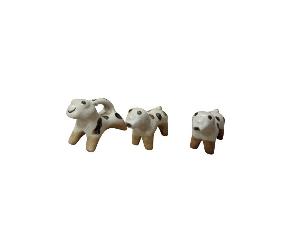 conjunto está compuesto por diez pequeñas figuras de cerámica de estilo rústico y formas simplificadas, con un acabado en tonos claros decorado con manchas oscuras y detalles marrones en las patas alquiler para eventos, publicidad, peliculas y series
