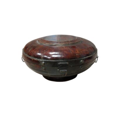recipiente tradicional de forma redondeada y abombada, fabricado en madera con un acabado pulido en tonos oscuros y rojizos alquiler para eventos, publicidad, peliculas y series