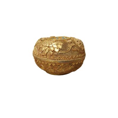 A small spherical container crafted using a detailed metal filigree technique with a gold finish. The piece stands out for its intricate design of embossed floral motifs and is adorned with small turquoise-coloured stone inlays. Thanks to its refined craftsmanship and compact size, it serves as an elegant decorative centrepiece or an exclusive jewellery box for storing small items.