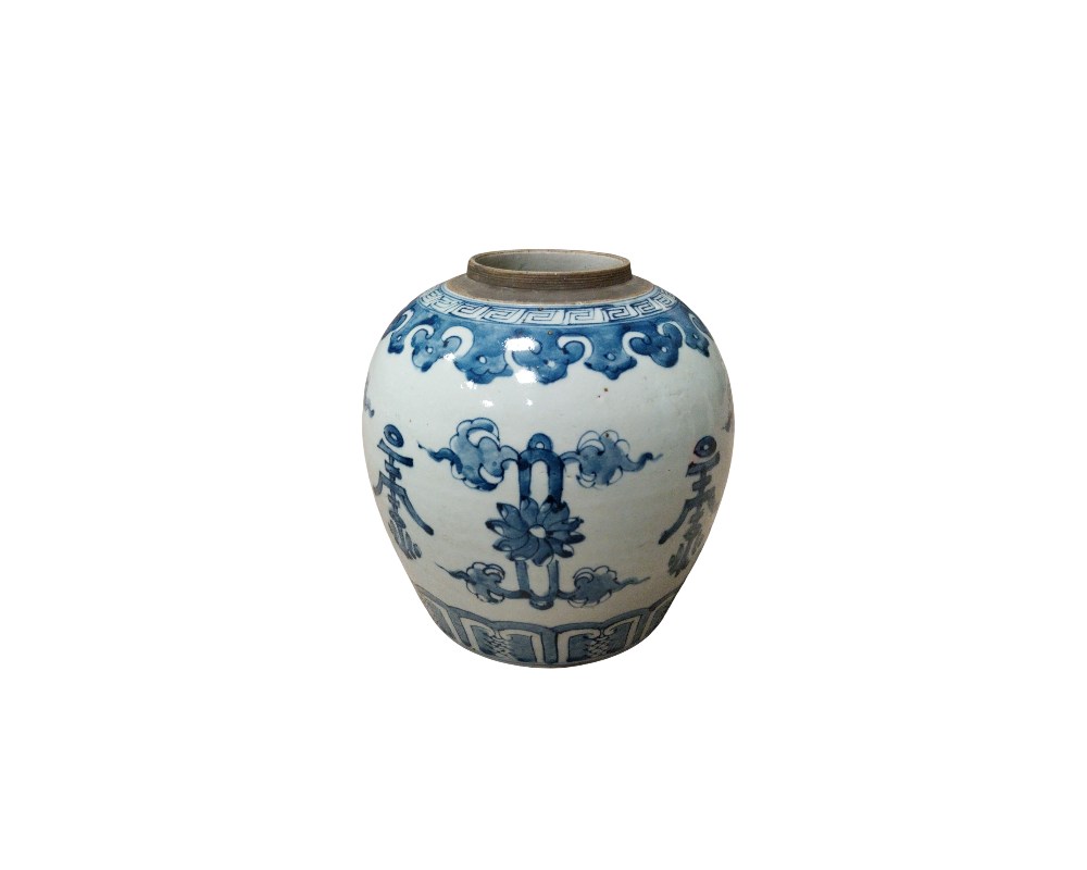 tarro de cerámica de forma redondeada, decorado con la técnica tradicional de azul cobalto sobre fondo blanco. El diseño presenta en su zona central motivos florales estilizados integrados con formas abstractas que recuerdan símbolos de longevidad alquiler para eventos, publicidad, peliculas y series