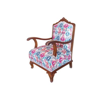 Sillón antiguo de madera tallada presenta una tapicería colorida con motivos religiosos alquiler para eventos, publicidad, peliculas y series