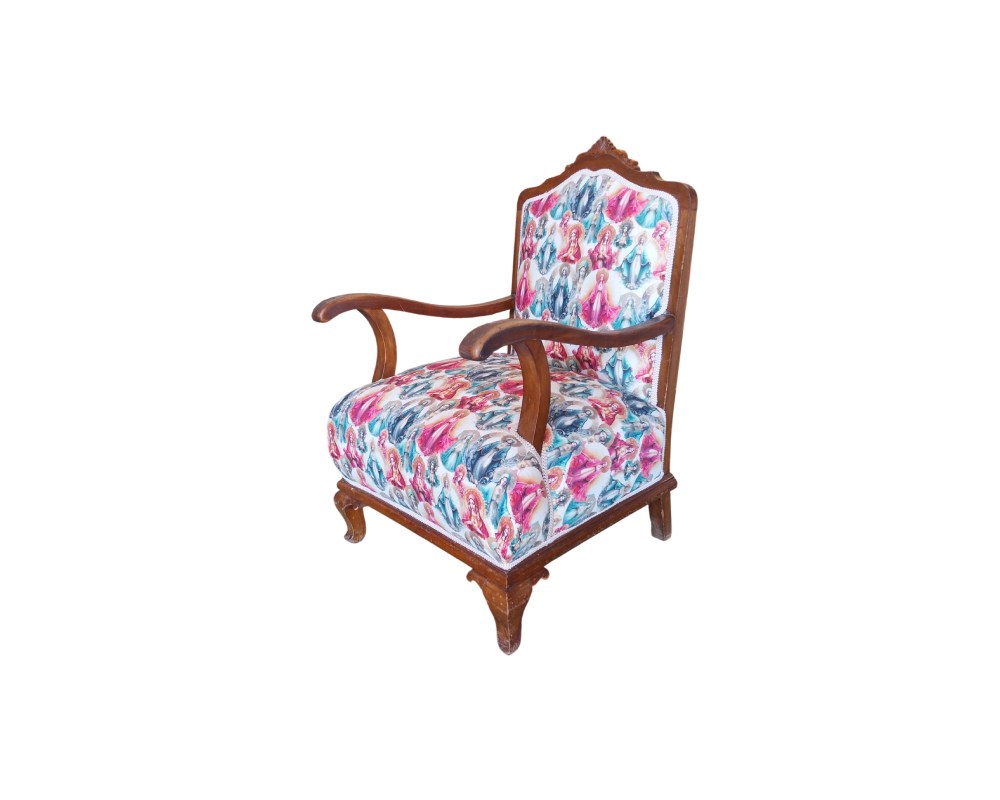 Sillón antiguo de madera tallada presenta una tapicería colorida con motivos religiosos alquiler para eventos, publicidad, peliculas y series