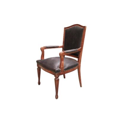 Silla clásica presenta una estructura de madera tallada con tapicería de cuero y detalles de tachuelas en el respaldo y asiento alquiler para eventos, publicidad, peliculas y series