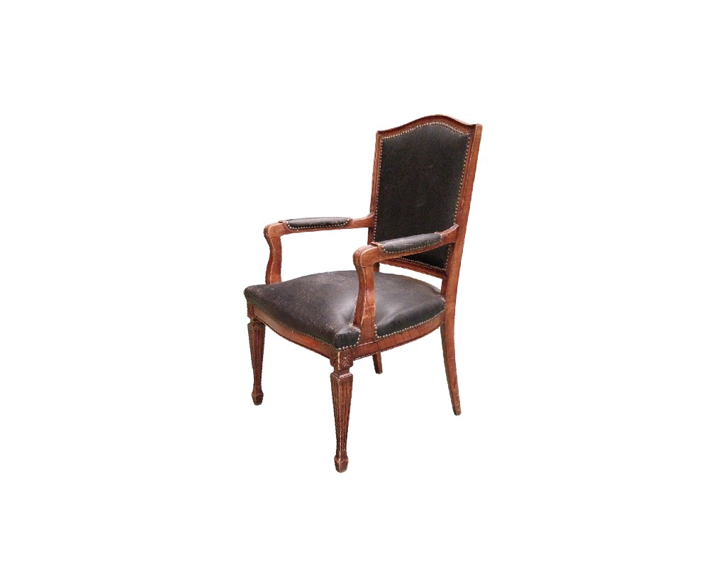 Silla clásica presenta una estructura de madera tallada con tapicería de cuero y detalles de tachuelas en el respaldo y asiento alquiler para eventos, publicidad, peliculas y series