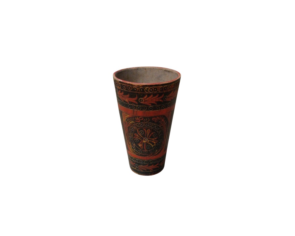 vaso de madera de forma cónica y alargada, caracterizado por un acabado exterior detalladamente pintado a mano en tonos oscuros y rojizos con complejos patrones geométricos, florales y rosetones circulares alquiler para eventos, publicidad, peliculas y series