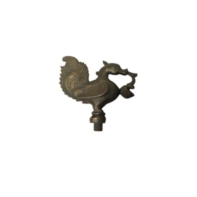remate de metal con un acabado oscuro y envejecido, esculpido con la forma de un ave de plumaje detallado que sostiene un motivo decorativo en el pico y cuenta con una base con rosca para su fijación alquiler para eventos, publicidad, peliculas y series