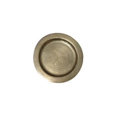 plato metálica de forma circular y tono plateado o envejecido, caracterizada por un ala o borde plano y ancho decorado con sutiles incisiones perimetrales alquiler para eventos, publicidad, peliculas y series