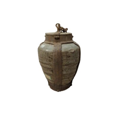 A vasija is an ancient ceramic jar historically used as a gunpowder flask; available for hire for events, advertising, films and TV series