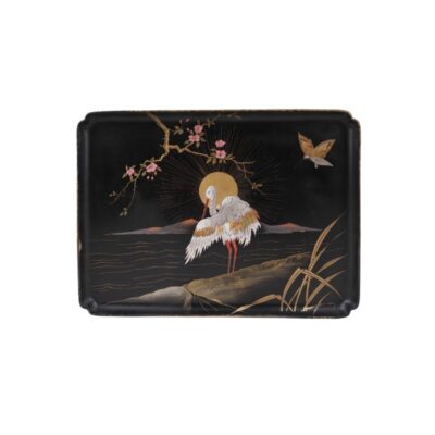 bandeja rectangular con acabado en tono oscuro y brillante, caracterizada por una detallada ilustración de estilo oriental que muestra una grulla junto a un cuerpo de agua, un sol radiante, ramas con flores y una mariposa en relieve alquiler para eventos, publicidad, peliculas y series