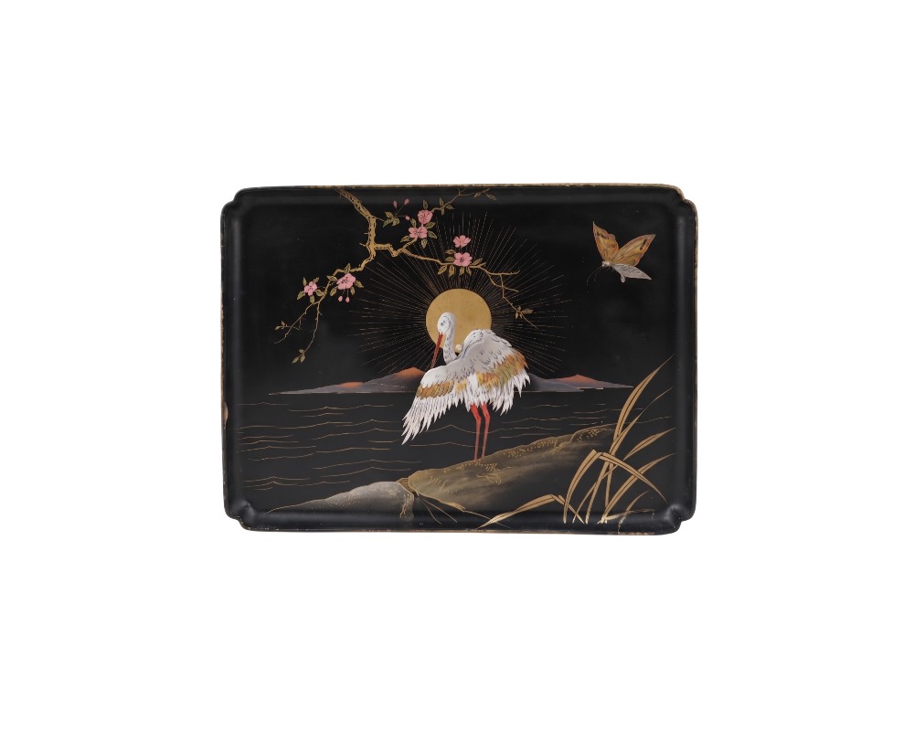 bandeja rectangular con acabado en tono oscuro y brillante, caracterizada por una detallada ilustración de estilo oriental que muestra una grulla junto a un cuerpo de agua, un sol radiante, ramas con flores y una mariposa en relieve alquiler para eventos, publicidad, peliculas y series