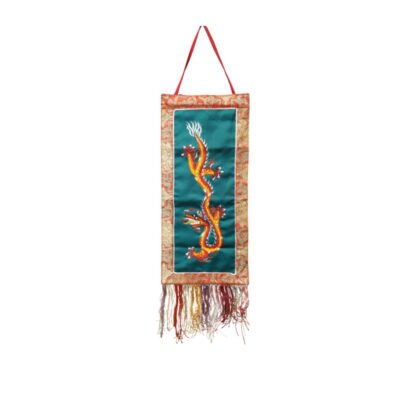panel colgante de tela con diseño vertical, caracterizado por un fondo verde turquesa con un dragón bordado en tonos dorados y rojos, bordes de brocado estampado y flecos multicolores en la parte inferior alquiler para eventos, publicidad, peliculas y series