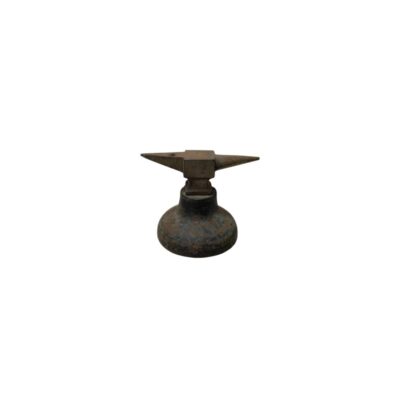 pequeña figura de un yunque de metal con un acabado envejecido, caracterizado por su superficie de trabajo superior con cuerno cónico y una sólida base circular abombada alquiler para publiciad, peliculas y series