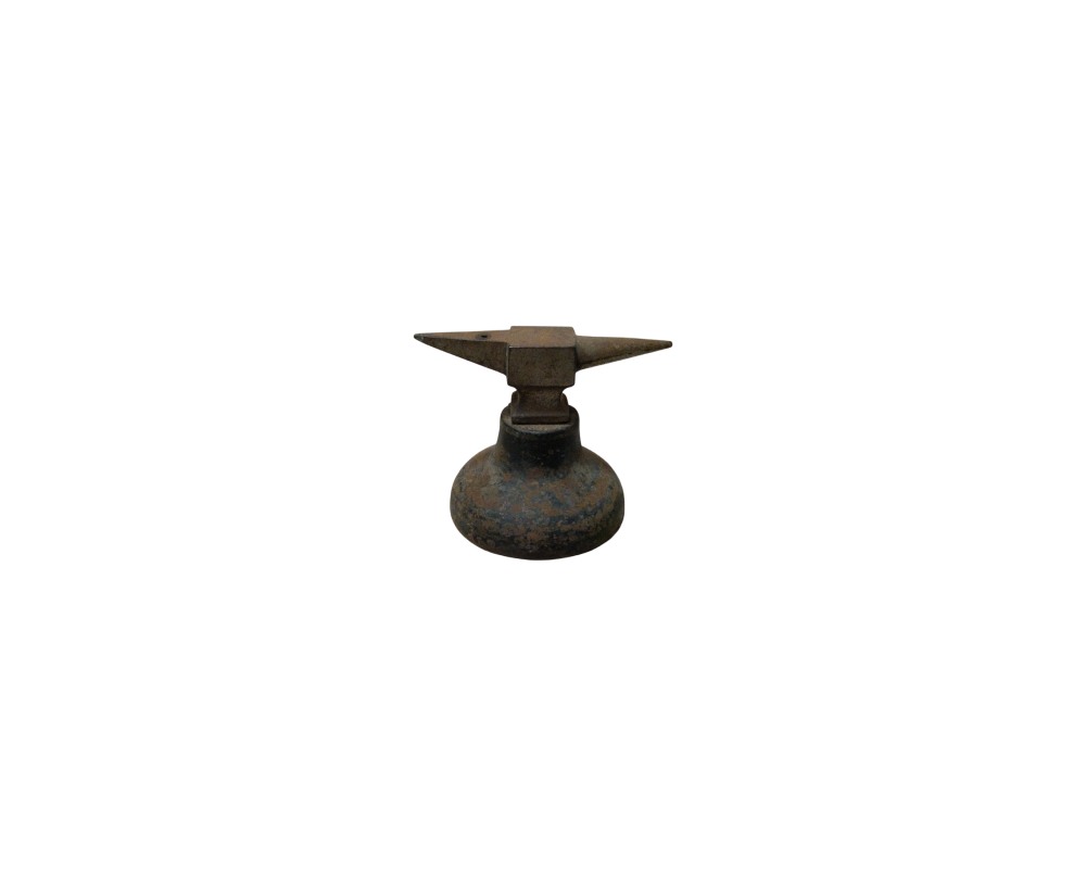 pequeña figura de un yunque de metal con un acabado envejecido, caracterizado por su superficie de trabajo superior con cuerno cónico y una sólida base circular abombada alquiler para publiciad, peliculas y series