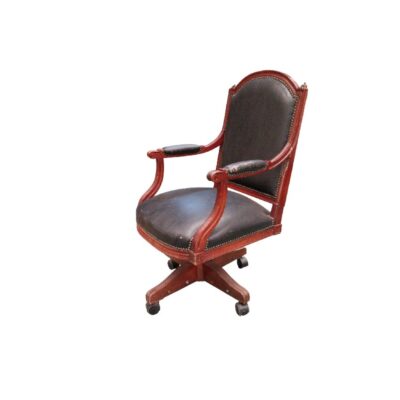 Este sillón de escritorio giratorio de estilo inglés presenta una estructura de madera oscura y tapicería de cuero negro alquiler para eventos, publicidad, peliculas y series