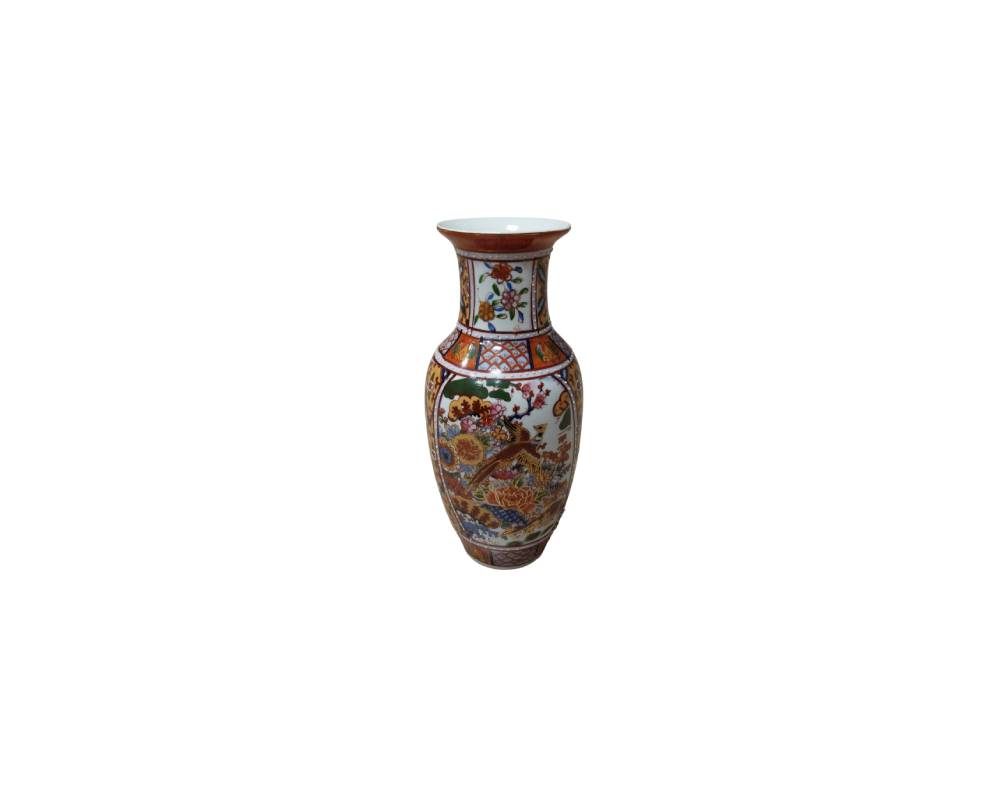 jarrón de porcelana de cuello estilizado y borde acampanado, caracterizado por una rica decoración policromada de estilo tradicional que combina motivos florales, paneles geométricos y representaciones de aves en tonos vibrantes como el rojo, azul y acentos dorados alquiler para eventos, publicidad, peliculas y series