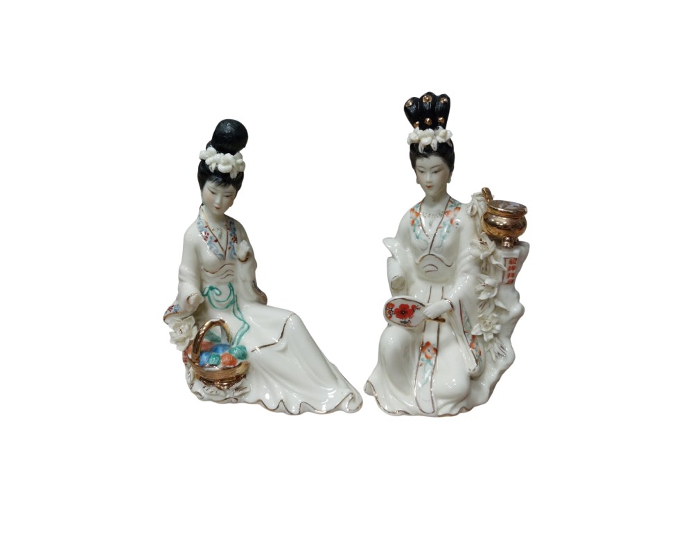 par de figuras de porcelana representa a dos damas vestidas con trajes tradicionales orientales, caracterizadas por un acabado fino y detalles delicadamente pintados alquiler para eventos, publicidad, peliculas y series