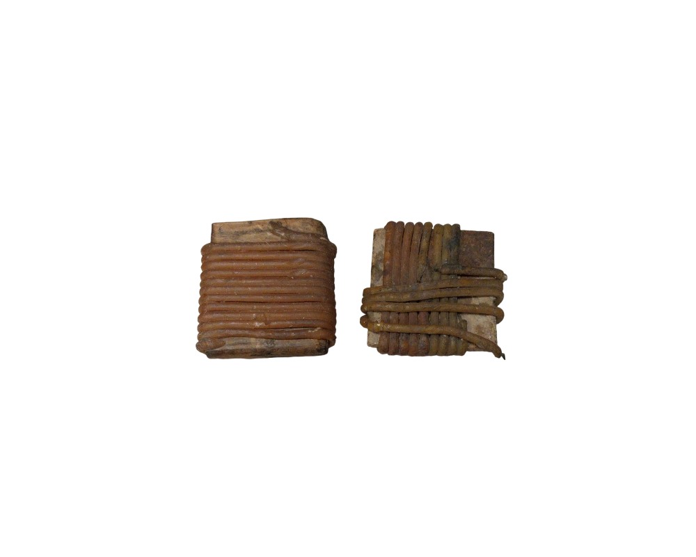 The set comprises two pieces with an antique, rustic appearance, made up of small blocks or cores hand-wrapped with thick ropes; available for hire for events, advertising, films and TV series