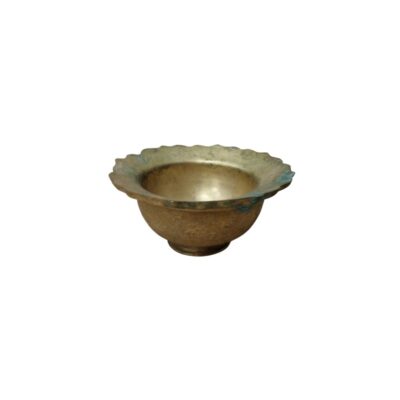 cuenco metálico de base circular elevada, caracterizado por un borde ancho y ondulado que presenta una marcada pátina de oxidación verdosa y tonos envejecidos alquiler para eventos, publicidad, peliculas y series