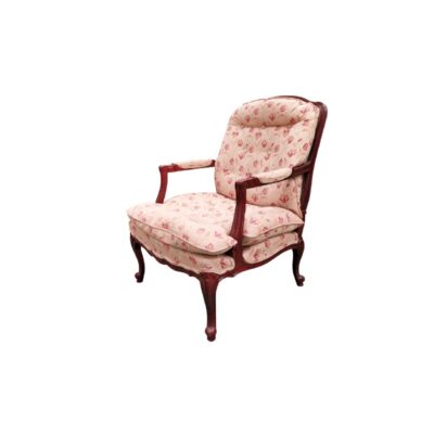 Sillón es un fauteuil francés de estilo Luis XV con marco de madera tallada y tapicería floral alquiler para eventos, publicidad, peliculas y series